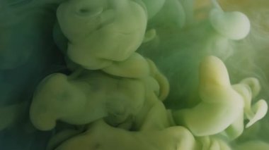 Sis yayılıyor. Soyut akış. Yaratıcı arka planda, su boyası, bulut ruhani dokusunda çözünmüş mavi sarı renkli sıvı mürekkep..