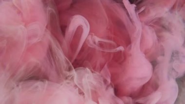 Sis karışımı. Boya karışımı. Odaklanamayan pembe renkli su mürekkebi kimyasal buhar sıvısı soyut koyu siyah sanat arka planında uçuyor..