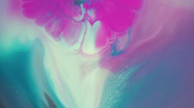 Boya patlaması. Bulanık neon sıçraması. Pembe mor akrilik mürekkep karışımı renk simleri. Odaklanamayan parlak boya soyut arkaplan.