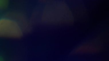 Işın sızıntısı. Bulanık ışık parıltısı. Odaklanamayan sarı mavi renkli ışıltılı mercek soyut sanat arka planında sallanıyor..