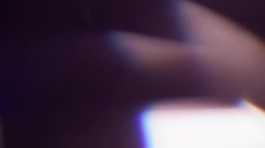 Şafak. Bulanık bir parlama. Odaklanamayan mavi yeşil renkli gökkuşağı tayfı soyut sanat arka planında parıldıyor..