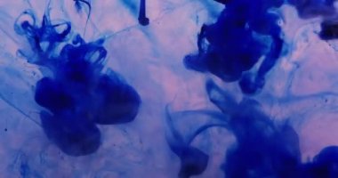 Duman sıvısı damlası. Mürekkep karışımı. Mavi menekşe sisi girdap dokusu bulanık su akışı. Düşen pigment sisi fantezi soyut arkaplan.