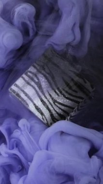 Dikey video. Küp boya dumanı. Renk buharı sıçraması. Soyut desenli sanat eserine odaklanmış mavi sis dumanı mürekkep dokusu sis bulutu.