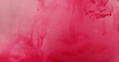 Pigment damlası suyu. Odaklanamayan akış. Pembe boya su altında fantezi fırıl fırıl dönüyor. Parlak sis dalgası karışımı boya sisi soyut arkaplan