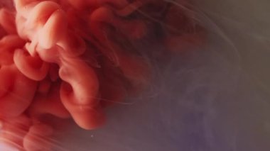 Parlak sis. Sıvı sıvı. Odaklanmamış turuncu mavi renkli mürekkep dumanı. Soyut sanat eserlerinin yaratıcı arka planında ruhani duman..