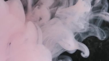 Buhar sıçrat. Arkaplanı boya. Odaklanamayan pembe renkli bulut dokusu kimyasal sis fantezi suyu soyut koyu siyah sanat üzerinde hareket ediyor.