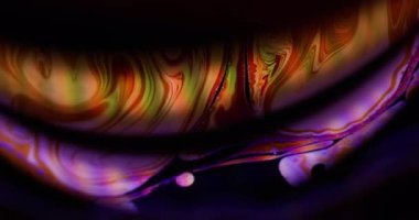 Boya karışımı çözüldü. Floresan eğrisi. Sabun emülsiyonunun soyut arka planında parlaklık gradyanı. Çember neon ışık çizgisi boya bırakıyor.