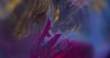 Boya sızıntısı. Bulanık bokeh parıltısı. Soyut sanat arka planında yüzen altın sarısı mavi renkli akrilik doku sıvısı.