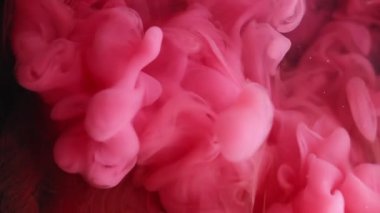 Sis buharı. Boya suyu sıçraması. Soyut sanat yaratıcılığı arka planında yüzen odaksız pembe renk duman dokusu akrilik pigment.