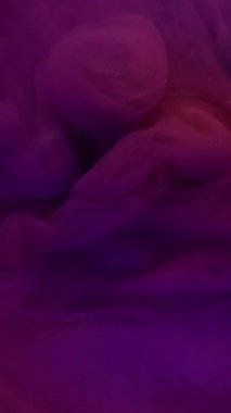 Dikey video. Sis girdabı. Suluboya mürekkep. Kasvetli mor mor mor simli akış sarmalı sanat sıvısında. Atmosferik soyut su rengi çözünmüş doku.