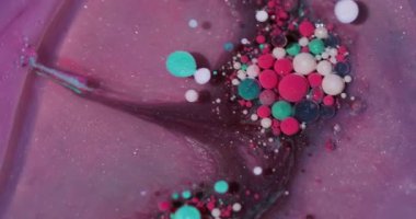 Yağ kabarcıkları. Boya sıvısı. Odaklanmamış pembe beyaz parlak parçacıklar soyut yaratıcı sanat arka planında yüzerler..