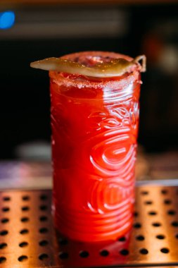 Alkolik içki. Biber kokteyli. Bardaktaki baharatlı malzemeyle süslenmiş parlak, ferahlatıcı sebze içeceği. Restoran vitamini karışımı..