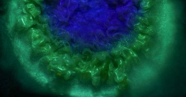 Parlayan toz. Boya patlaması. Mavi menekşe, yeşil, parlak toz, siyah arka planda girdap. Soyut renk yuvarlak bulanık su dokusu.