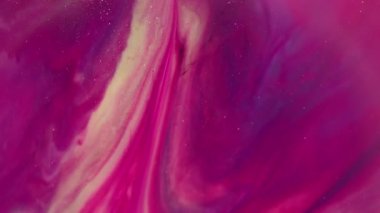 Parıltı sıçraması. Sıvı doku. Soyut akrilik arkaplan üzerine yayılan, pembemsi mor renkli su akışı parçacıkları.