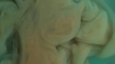 Haze bulutu. Sıçrama sanatı. Soyut arkaplanda büyüyen akrilik sıvı pigmenti çözünmüş mavi renkli su kimyasal akışı.