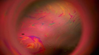 Sıvı bulanık küre. Renkli boya gezegeni. Yuvarlak mercek kaotik karışım akışı çerçeve kırmızı arkaplan soyut sıcak turuncu ışık küresi.