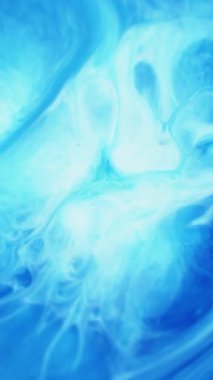 Dikey video. Enamel sıçradı. Mürekkep suyu. Bulanık mavi beyaz renkli dalga dokusu mermer karışımı soyut ıslak arkaplan üzerinde parlak parçacıklar.