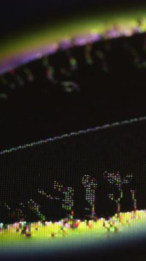 Dikey video. Soyut arkaplan. Arıza dalgası. Bulanık sarı renk gürültü objeleri, neon ışığı eskimiş sanatta koyu siyah ekrana yayılıyor..