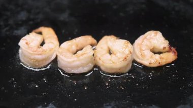 Kızarmış karides. Gurme yemekleri hazırlıyorum. Kara yağ tavasında soyulmuş karides ızgarası. Aromatik çıtır çıtır deniz ürünleri için aperatif..