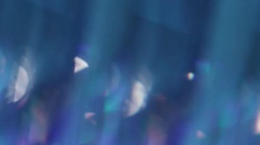 Bulanık kaleydoskop. Parlak parıltı. Parıldayan parçacıklar mor sarı leylak yeşil soyut ışık arka planında uçuşan mercek parlamaları.