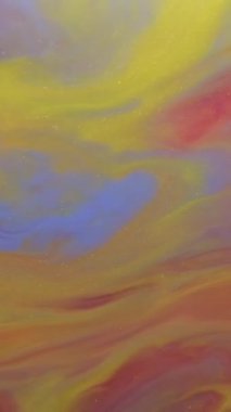 Dikey video. Harman boyası. Mürekkep damlası. Soyut sanat arka planında akan su kimyasal mermer sıvı dokusunda çözünmüş kırmızı sarı renk.