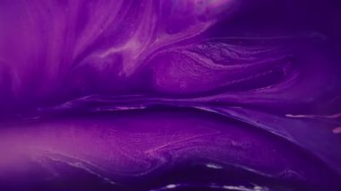 Mor sıçrama. Boya sıvısı. Odaklanmamış pembe renk kimyasal sıçrama su pigmentleri soyut yaratıcı arka planda yüzer..