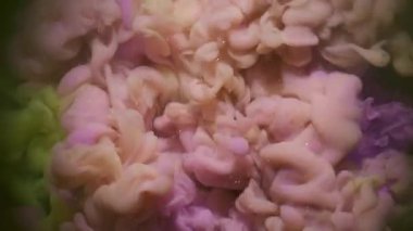 Mürekkep dokusu karışımı. Boya sıçraması. Odaklanamayan sarı mor parlak sıvı soyut sanat üzerine yayılıyor koyu siyah yaratıcı arkaplan.