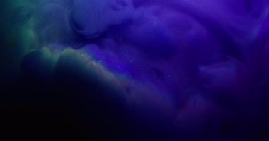 Sis dalgası. Mürekkep buharı. Mavi mor, menekşe rengi siyah arka planda çözünen çözünmüş akıntı. Soyut renk kurgu, duman damlası sızıntısı dokusu.