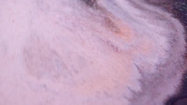 Parıltılı boya sıçraması. Mermer sıvısı. Odaklanmamış siyah beyaz altın renk parçacıkları desen karışık dalga soyut sanat arkaplanı.