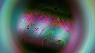 Benzin, boyanın dikkatini dağıttı. Gökkuşağı akış karışımı. Kimyasal neon renkli kozmik arka plan. Dönen pigment sızıntısı soyut yuvarlak çerçeve.