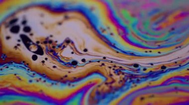 Benzin çözünmüş doku. Yanardöner sabun. Gökkuşağı kabarcığı fantezi parlak renkli mürekkep suyunu döndürür. Neon boya karışımı soyut arkaplan.