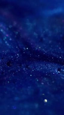 Dikey video. Mürekkep suyu. Mermer dokusu. Bulanık mavi mor parlak sıvı sıvı yağ damlası soyut bokeh akrilik zemin üzerinde yüzüyor..