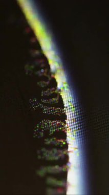 Dikey video. Kırık monitör. Arıza sanatı. Odaklanmamış yeşil renkli statik objeler koyu siyah soyut arkaplanda dijital titreşim.