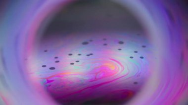Floresan bulanık çember. Renkli boya gezegeni. Çerçeve arka planında yuvarlak mercek kaotik karışım akışı. Mor turuncu soyut kozmik küre.