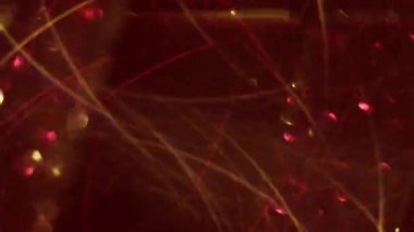 Parıltı etkisi. Bulanık daire ışını. Kırmızı kırmızı parlak ışık pembe mavi mor soyut arkaplanı açıyor.