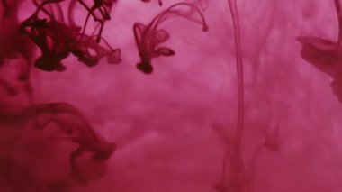 Su altı boyası dökülmüş. Pigment karışımı. Sis mor kabarcığı sıvı mistik karışımı sıçratır. Sanat akışı rengi soyut çözülmüş psikedelik arkaplan.