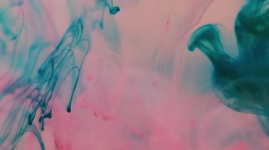 Su altı boyası dökülmüş. Pigment karışımı. Sis rengi sıvı mistik karışımı sıçratır. Sanat akışı şeffaf pembe turkuaz soyut odaklanmış arkaplan.