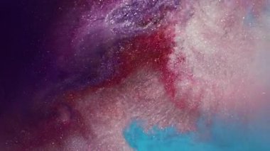 Mürekkebi karıştır. Görüntü Bokeh sanatı. Odaklanamayan mavi mor, çok renkli, ıslak, soyut koyu siyah arkaplan üzerinde yüzen sıvı su..