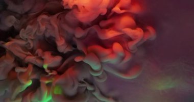 Su altı boya damlası. Boya sisi. Odaklanmamış pembe renkli simli gökkuşağı bulutu dumanı akrilik arka planda yayılan sanat..