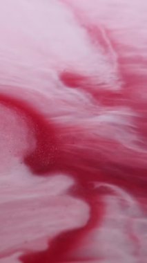 Dikey video. Renkli mürekkep arkaplanı. Işıl ışıl. Soyut akrilik sanatın üzerinde yüzen sıvı sıvı kimyasal damlacıkta çözünmüş kırmızı beyaz boya..