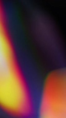 Dikey video. Parlak optik. Bulanık ışık soyut. Odaklanmamış turuncu mavi spektrum işaret fişeği desen gökkuşağı kıvılcımı sanatın koyu siyah arka planında.