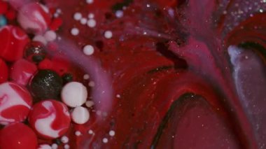 Mürekkep dök. Boya sıvısı. Bulanık, kırmızı, mavi, parlak, mor renk, yağ damlacıkları soyut sanat arka planında yüzer..