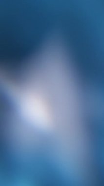 Dikey video. Lazer ışını. Bulanık enerji parıltısı. Odaklanmamış mavi renk mercekleri, soyut yaratıcı sanat arka planında dokuların göz kamaştırıcı kıvılcımlar saçar.