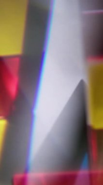 Dikey video. Geometrik ışın. Bulanık lazer etkisi. Odaklanmamış sarı, kırmızı, parlak, parıltılı yüz dokusu soyut, ışıltılı arka planda parıldıyor..