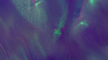 Odaklanamayan film parıltısı. Prizma ışığı parlıyor. Parıldayan kırılma folyo gecesinin ışıltılı arka planı. Floresan ışıltısı gece hayatı parlaklığını örtüyor.