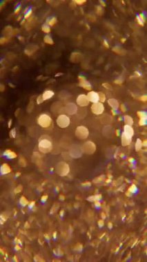 Dikey video. Yuvarlak altın. Bulanık ışık çemberi. Soyut sanat arka planında odaksız sarı titreşimli gökkuşağı spektrumu kaleydoskop kıvılcım dokusu.