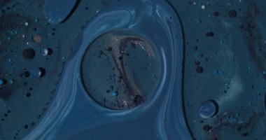 Yağ dokusu. Mürekkep sanatı. Odaklanmamış mor renkli köpükler soyut arkaplanda yüzen akrilik sıvı pigmentler etrafında parıldıyor.