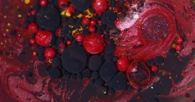 Kabarcık dokusu. Boya karışımı. Soyut sanat arka planında çözünmüş kırmızı mor parlak parlak akrilik yağ sıvısı çemberi.