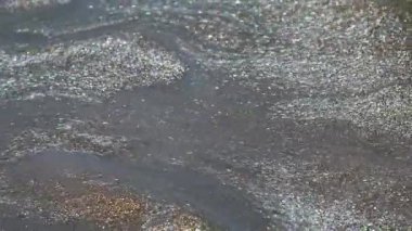 Parıltılı boya. Dök içine. Odaklanmamış mavi gümüş rengi mürekkep parlak doku soyut akrilik yaratıcı arka plana yayılan parlak su.