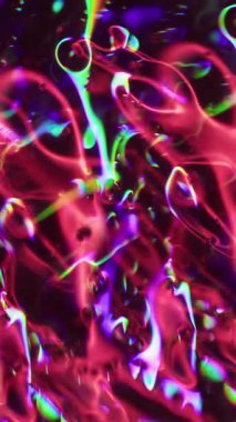 Dikey video. Yansıma fişeği. Odaklanamayan renkli parıltı. Pırıl pırıl mor şeffaf parçalar ışıl ışıl mercek bulanık ışık modern arka planda hareket ediyor.